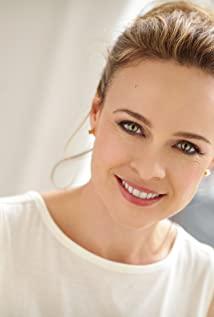 Tami Stronach image