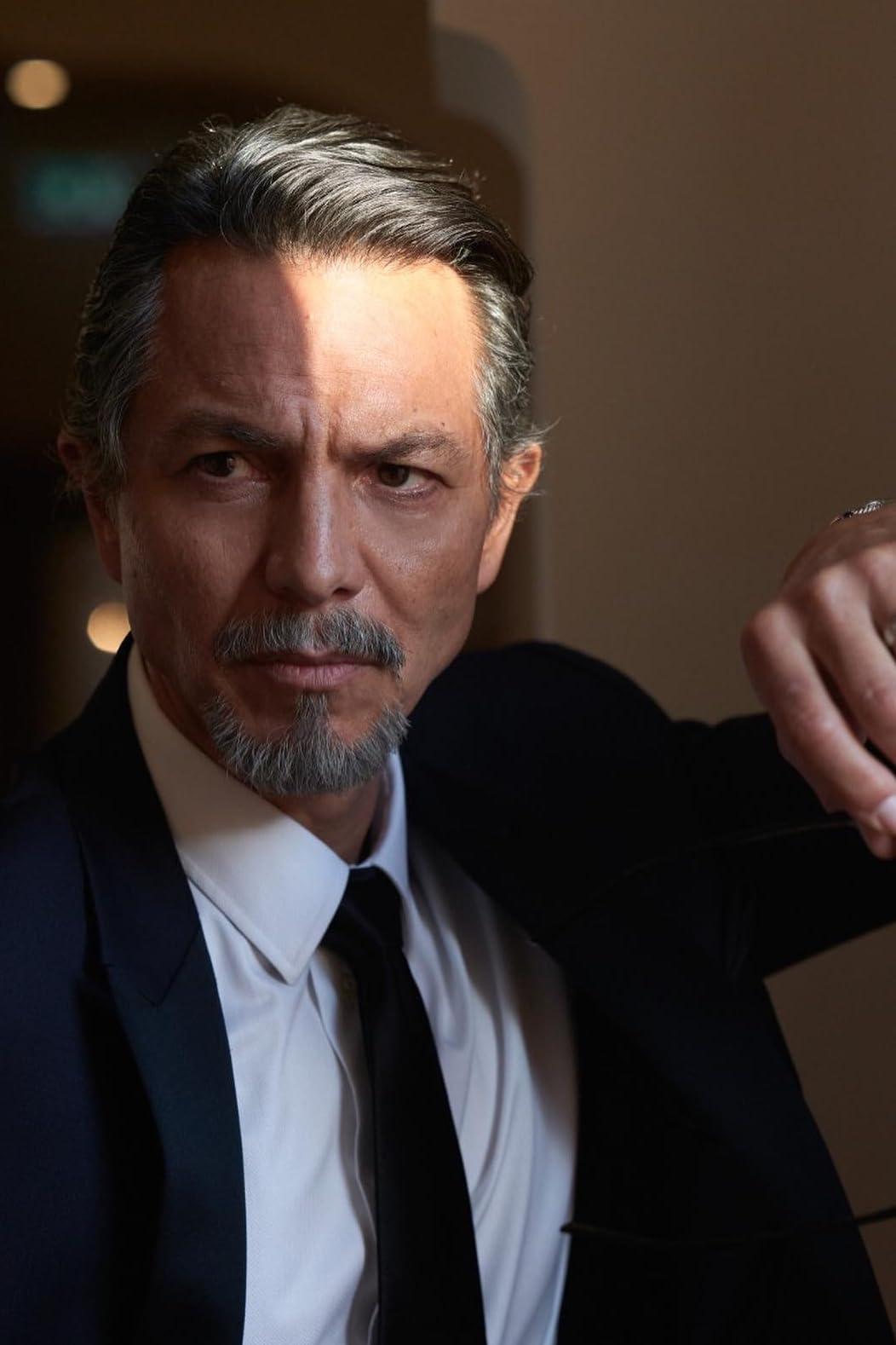 Benjamin Bratt image